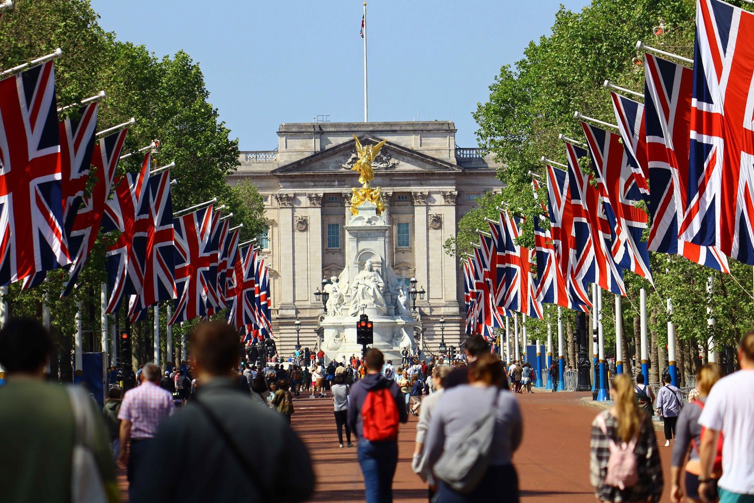 Menschen, die auf The Mall in Richtung Buckingham Palace gehen